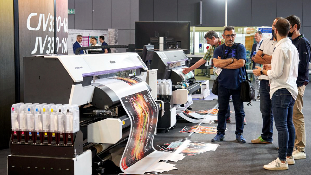 equipo de Etiquer en la feria Graphispack 2022 dedicada al packaging y las artes gráficas